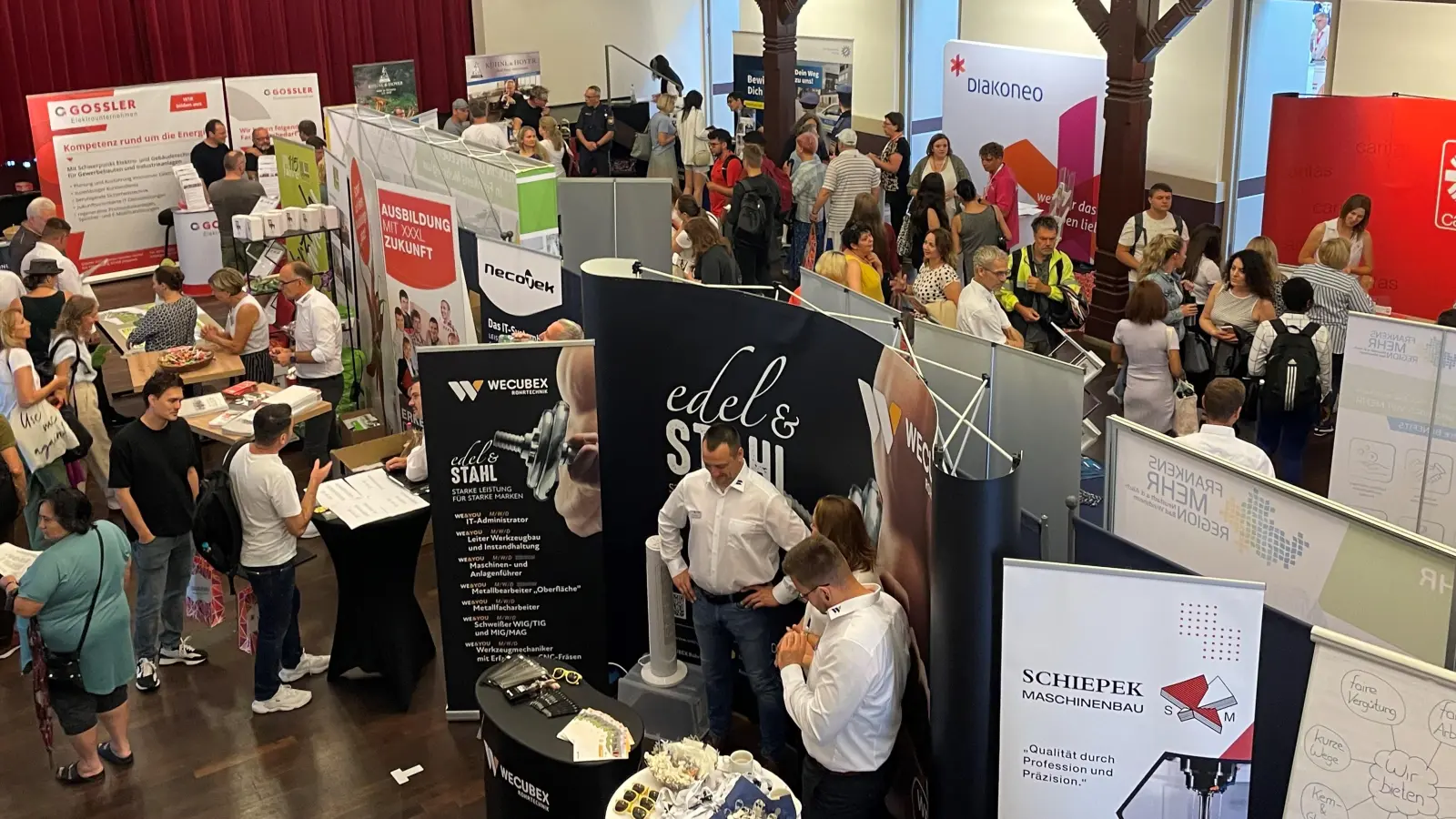 Auf der Jobbörse stellen sich die verschiedensten Unternehmen der Region vor und beantworten Ihnen gerne alle Fragen rund um Ihren neuen Traumjob.  (Foto: Landratsamt Neustadt an der Aisch)