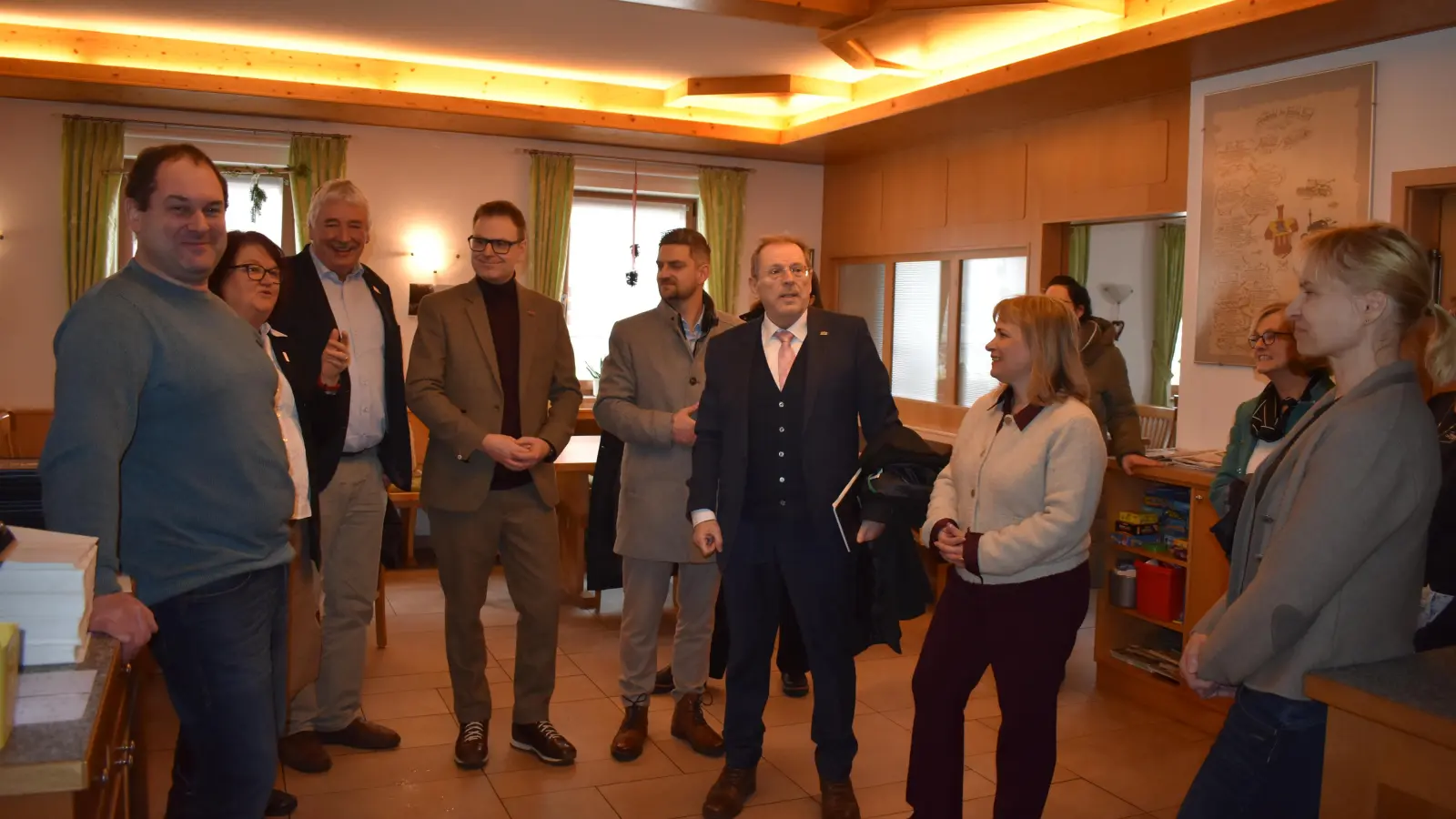 Markus Burk (links) und seine Frau Heidi (rechs) begrüßten mit den weiteren Familienmitgliedern die Mitglieder der Landratstour in ihrem Betrieb in Adelsdorf, dem Landgasthof „Zenntaler Hof”. (Foto: Ute Niephaus )