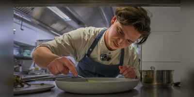 Mit ruhiger Hand und geschultem Blick: Küchenchef Michael Walger beim Anrichten im Rau und Fein. (Foto: René Chlopotowski)