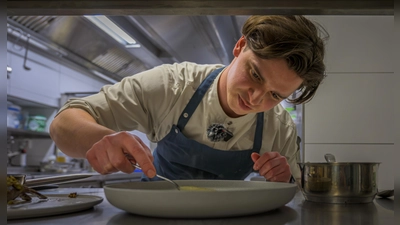 Mit ruhiger Hand und geschultem Blick: Küchenchef Michael Walger beim Anrichten im Rau und Fein. (Foto: René Chlopotowski)