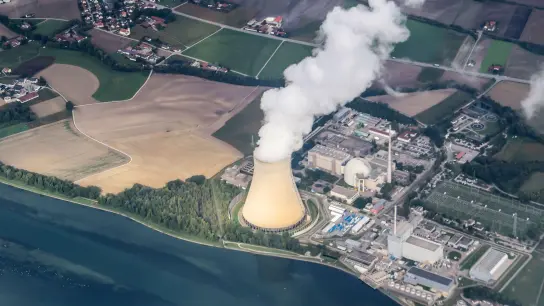 Wasserdampf steigt aus dem Kühlturm des Atomkraftwerks Isar 2. (Foto: Jan Woitas/dpa)