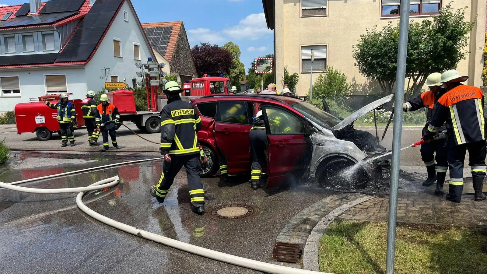 Die Feuerwehren hatten gut zu tun. Ein Pkw-Brand hatte sich in der Ortsdurchfahrt ereignet. (Foto: Feuerwehr Uffenheim)