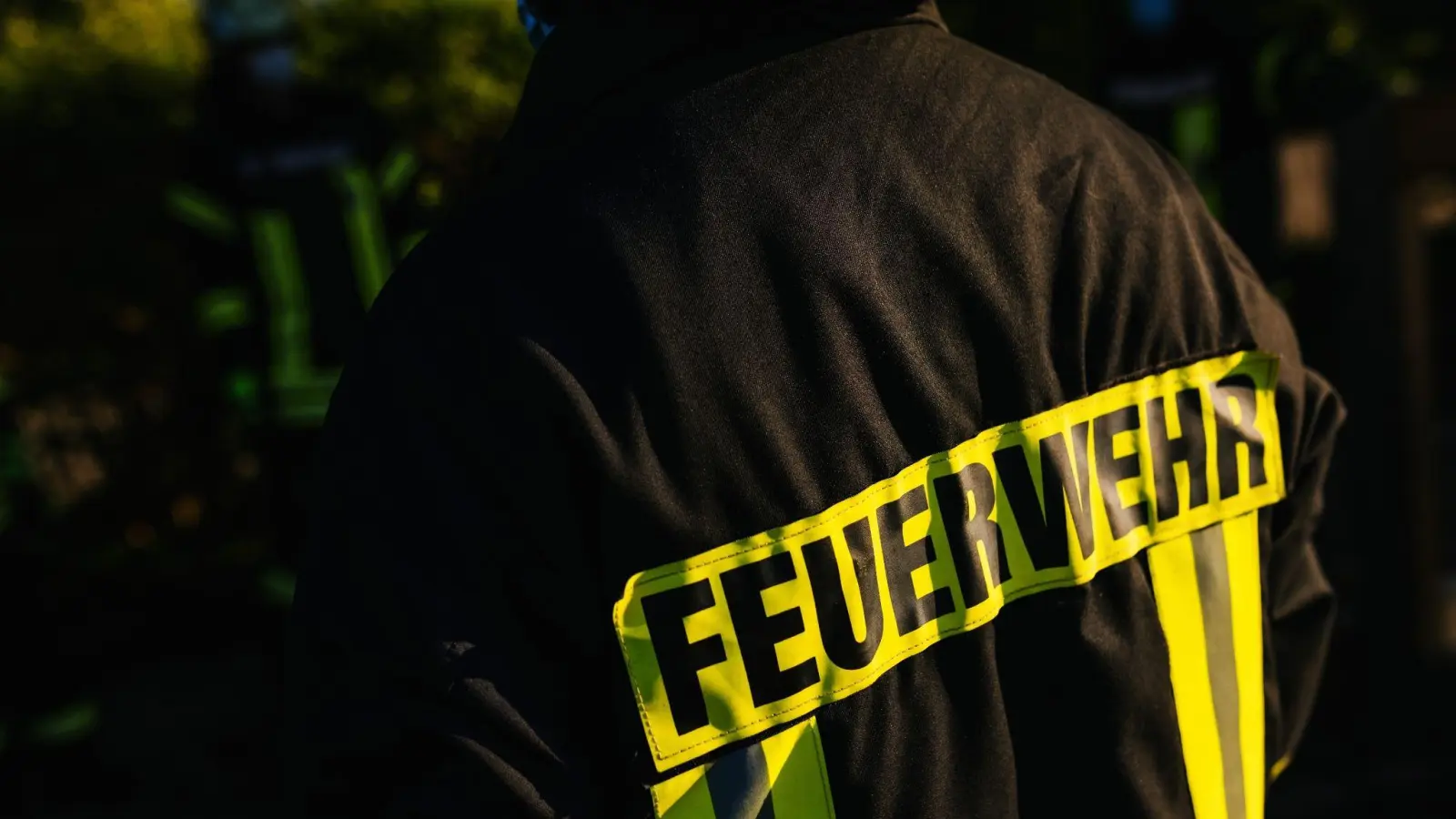 Die Feuerwehr musste eine brennende Hecke in Colmberg löschen. (Symbolbild: Philipp von Ditfurth/dpa)