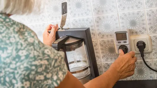 Kaffee kochen kostet: Wer wissen will, wie viel genau seine Elektrogeräte verbrauchen, kann das mit sogenannten Energiekostenmessgeräten kontrollieren. (Foto: Christin Klose/dpa-tmn)
