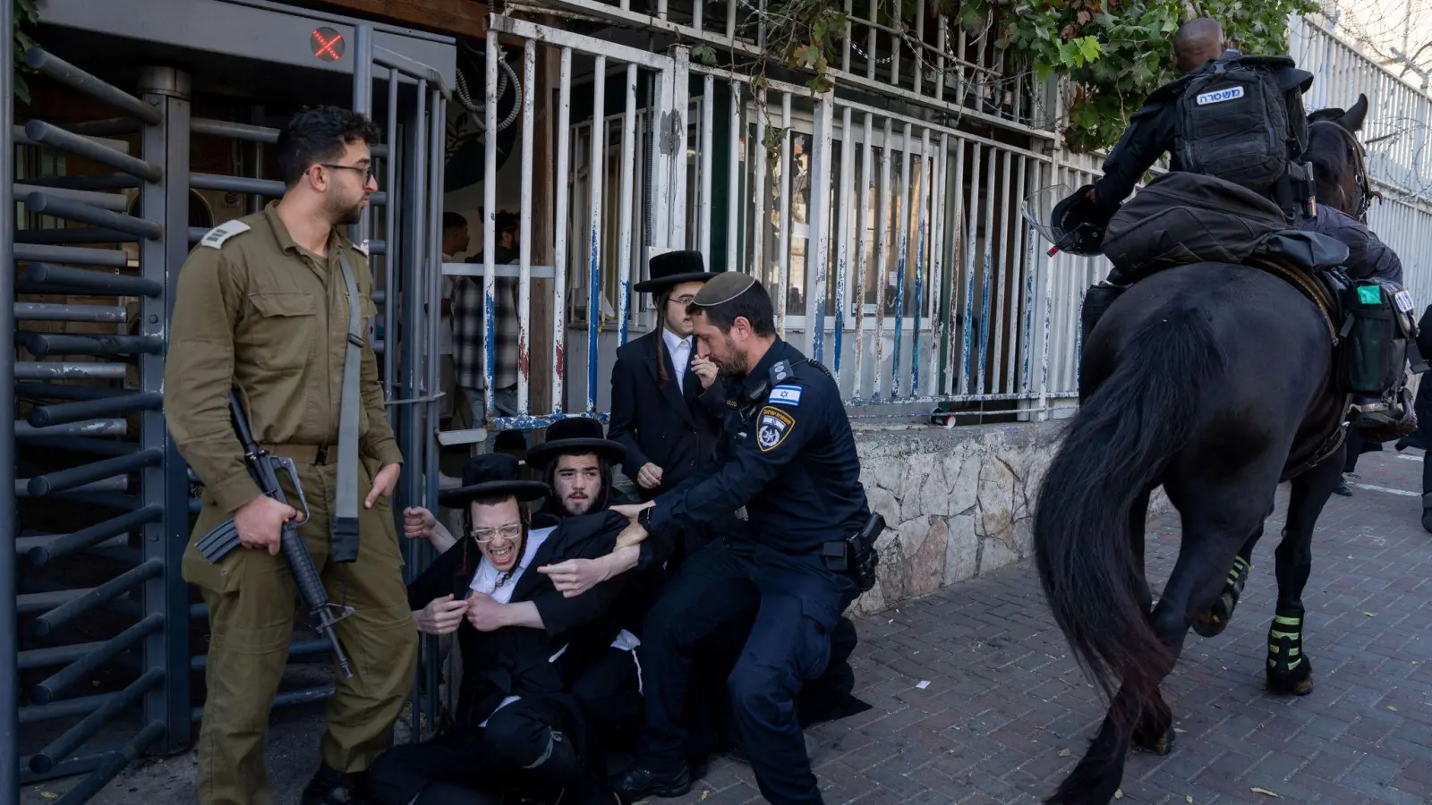 Protest streng religiöser Juden gegen die Wehrpflicht. (Foto: Ohad Zwigenberg/AP)