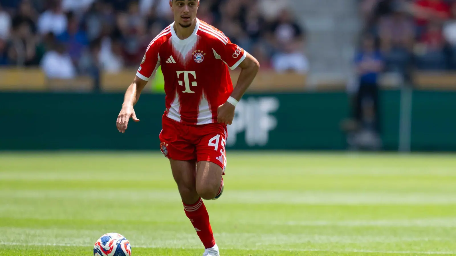Zurück im Bayern-Training nach Verletzung und Operation: Aleksandar Pavlovic. (Foto: Sven Hoppe/dpa)