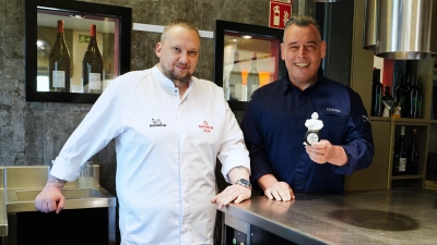 Das Mittermeier in Rothenburg gehört weiter der Sterne-Gilde an. Auf dem Bild: Koch Thorsten Hauk (links) und Christian Mittermeier. (Foto: Simone Hedler)