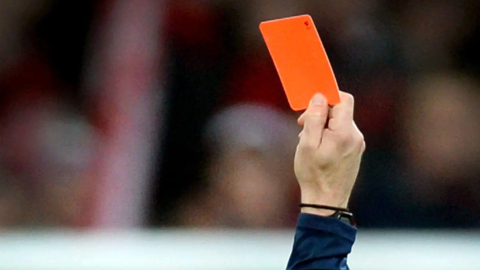 Im bayerischen Amateurfußball liegen die Zahlen zu Gewalt- und Diskriminierungsfällen auf einem konstanten Niveau. (Symbolbild) (Foto: Patrick Seeger/dpa)