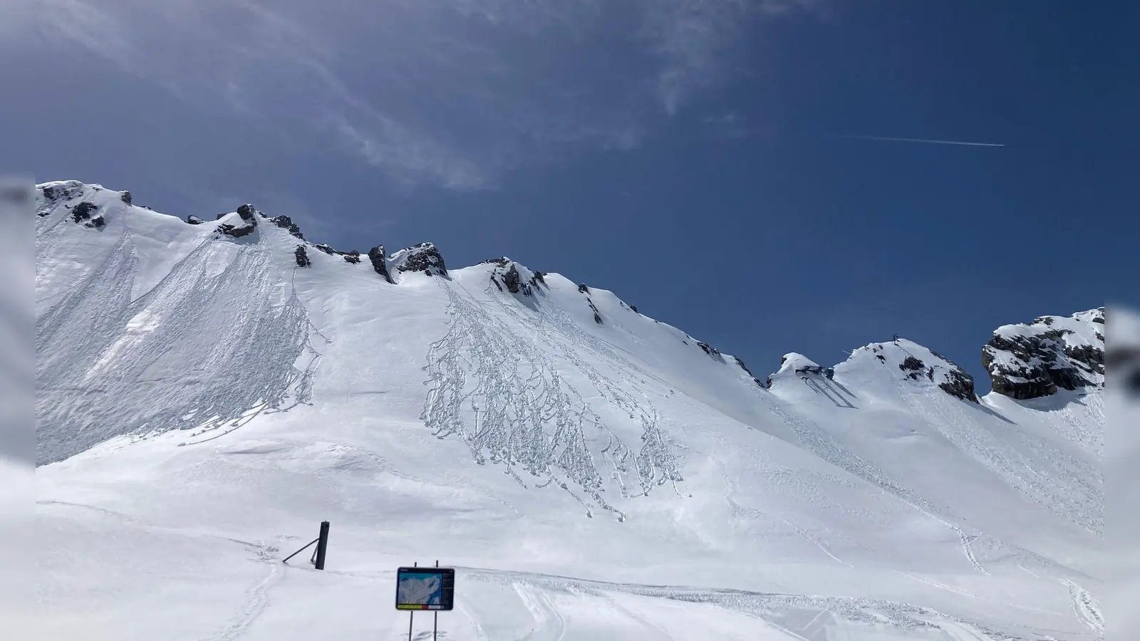 Eine Lawine ist abseits gesicherter Pisten abgegangen. (Symbolbild) (Foto: Sabine Dobel/dpa)