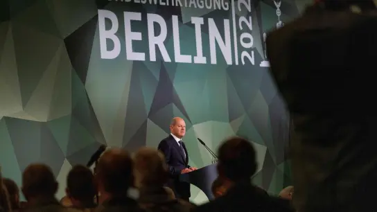 Bundeskanzler Olaf Scholz während seiner Rede bei der Bundeswehr-Tagung 2022 in Berlin. (Foto: Carsten Koall/dpa)