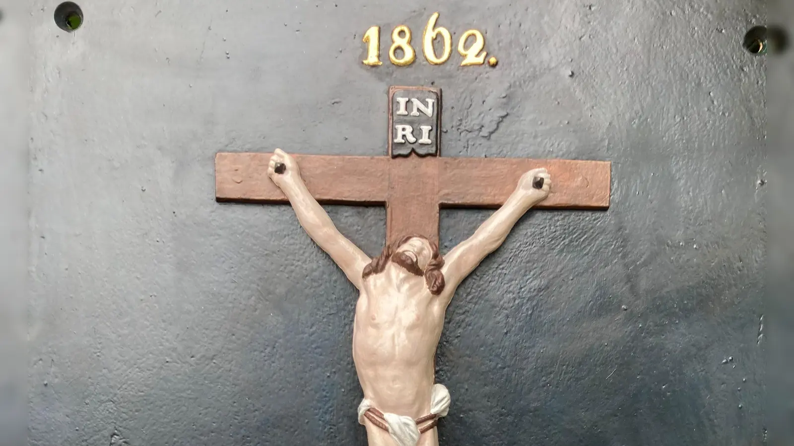 Der Bildstock an der Larrieder Straße trägt ein häufiges Motiv: die Kreuzigung Jesu mit seiner Mutter Maria und dem Jünger Johannes unter dem Kreuz. (Foto: Walter Steinmaier)