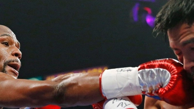 Im Juni 2015 flogen erstmals die Fäuste zwischen Floyd Mayweather (l) und Manny Pacquiao. (Archivbild) (Foto: John Locher/AP/dpa)