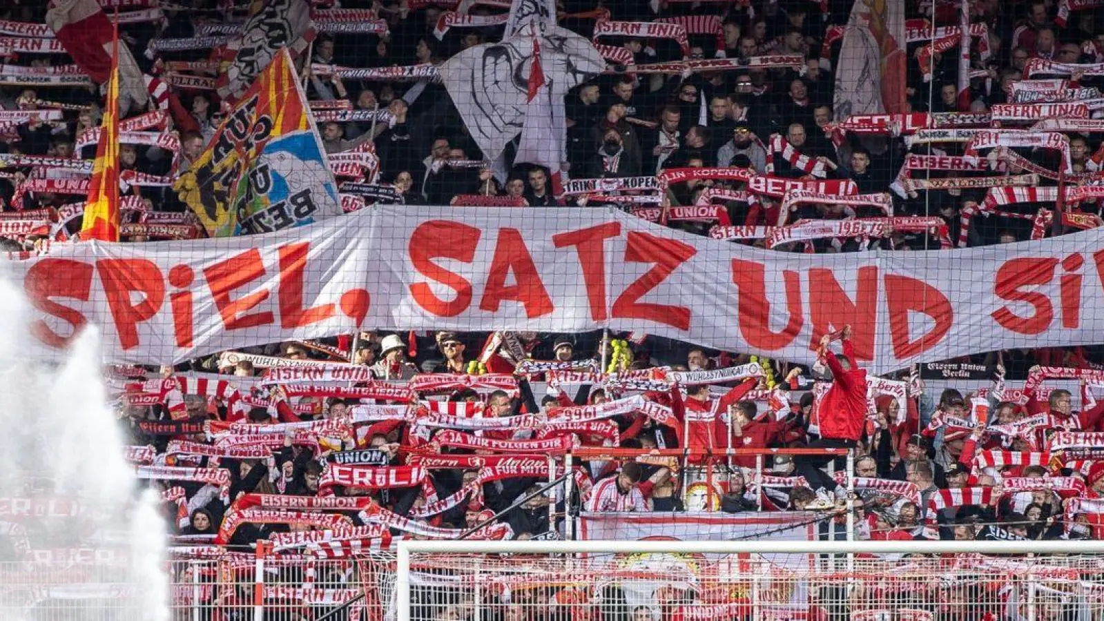 Die Union-Fans präsentieren ein Banner mit der Aufschrift „Spiel, Satz und Sieg!“. (Foto: Andreas Gora/dpa)