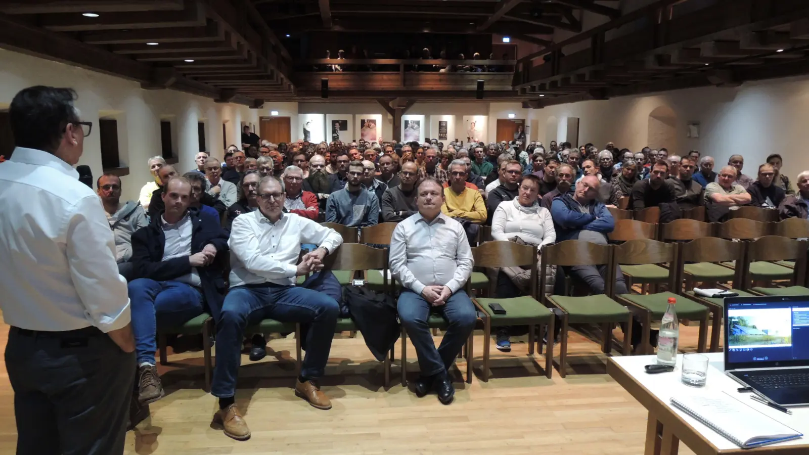 Nur in den vorderen Sitzreihen waren noch einige Plätze frei beim Bürgerdialog in Feuchtwangens Stadthalle Kasten. Bei der Veranstaltung informierten Technischer Stadtwerkeleiter Lothar Beckler (links) und Bürgermeister Patrick Ruh (nicht im Bild) über die Windkraft-Pläne am Dengert. (Foto: Peter Zumach)