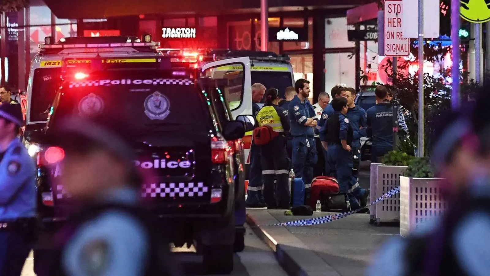 Rettungskräfte sind an der Bondi Junction zu sehen, nachdem mehrere Menschen in dem Einkaufszentrum in Sydney niedergestochen wurden. (Foto: Steven Saphore/AAP/dpa)