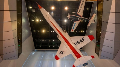 Im National Air and Space Museum in Washington hängen auch Flugzeuge von der Decke. (Foto: Jim Preston/Smithsonian Air and at Space Museum/dpa-tmn)