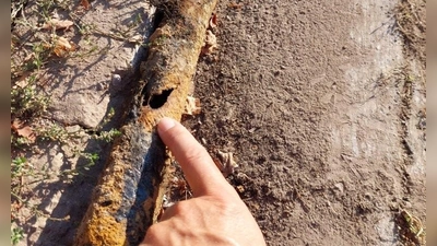 Porös: Lecks sind bei den alten Wasserleitungen in der Kienbergsiedlung an der Tagesordnung, ein Austausch ist unumgänglich. (Foto: Marcus Stieber/KUL)
