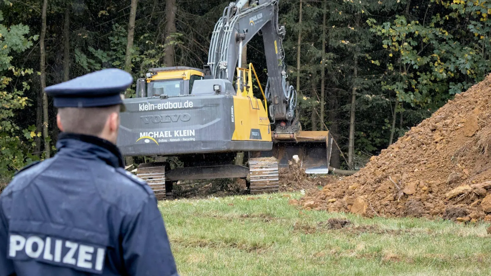 Die Polizei hatte die Sucharbeiten nach einem konkreten Hinweis gestartet. (Foto: Tizian Gerbing/dpa)