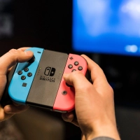 Die ursprüngliche Generation der Switch-Konsolen blieb als günstigerer Einstiegsweg in die Nintendo-Welt im Angebot. (Archivbild) (Foto: Christophe Gateau/dpa)