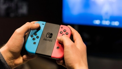 Die ursprüngliche Generation der Switch-Konsolen blieb als günstigerer Einstiegsweg in die Nintendo-Welt im Angebot. (Archivbild) (Foto: Christophe Gateau/dpa)