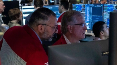 Händler an der Wall Street: In den USA steigen die Renditen von Staatsanleihen immer mehr an.(Archivbild) (Foto: Yuki Iwamura/AP/dpa)