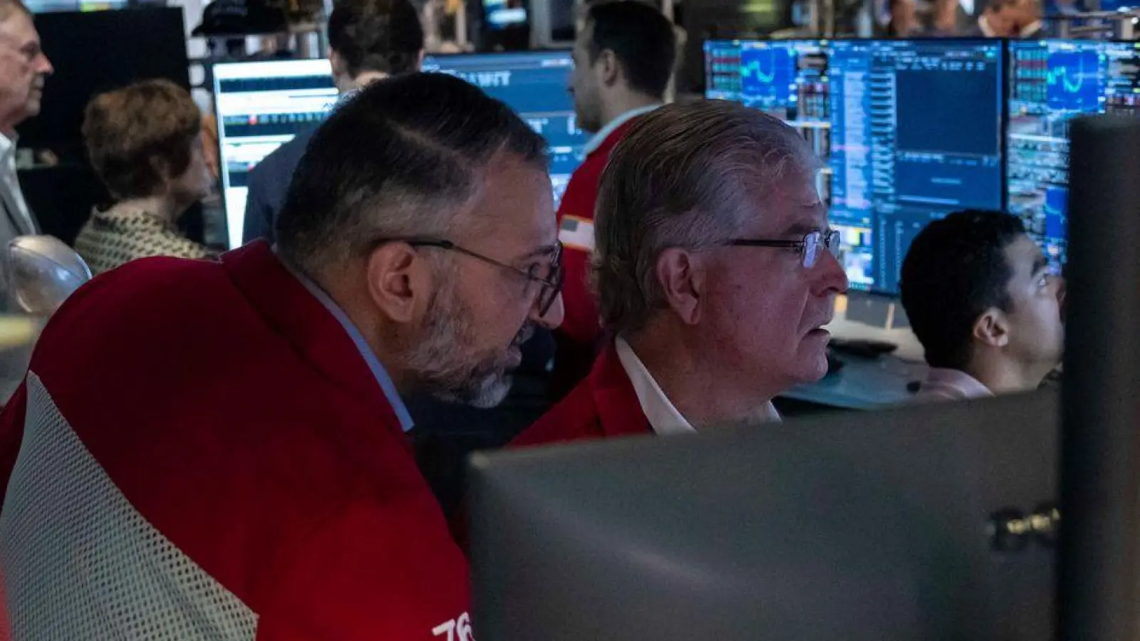 Händler an der Wall Street: In den USA steigen die Renditen von Staatsanleihen immer mehr an.(Archivbild) (Foto: Yuki Iwamura/AP/dpa)