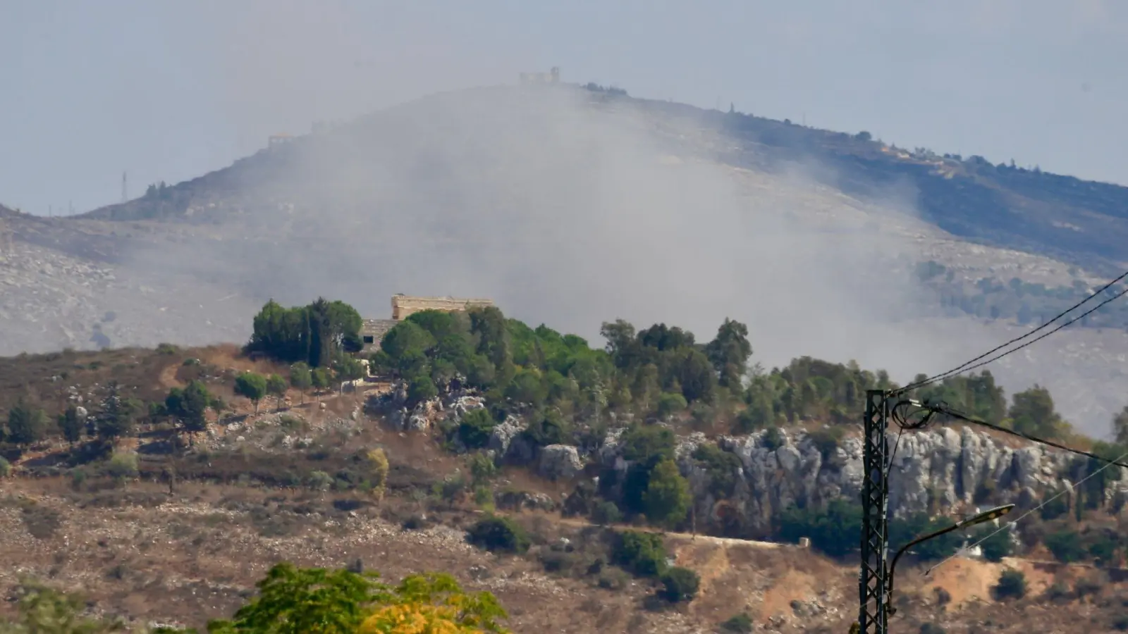Rauch steigt im Libanon auf nach einem israelischen Luftangriff. (Archivbild) (Foto: Ali Hashisho/XinHua/dpa)