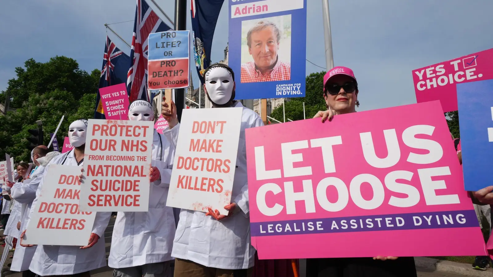 Befürworter und Gegner einer Regelung, die Sterbehilfe ermöglicht, vor dem Parlament in London. (Foto: Lucy North/PA Wire/dpa)