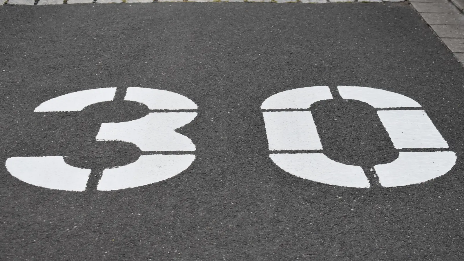 Tempo 30 auf allen städtischen Straßen wünscht sich der Arbeitskreis Verkehr. Einen entsprechenden Antrag hat der Wassertrüdinger Stadtrat abgelehnt. (Foto: Ute Niephaus)