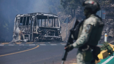 Als Reaktion auf den Militäreinsatz sperrten Bandenmitglieder in mehreren Bundesstaaten Straßen mit brennenden Autos, Lastwagen und Bussen. (Foto: Armando Solis/AP/dpa)