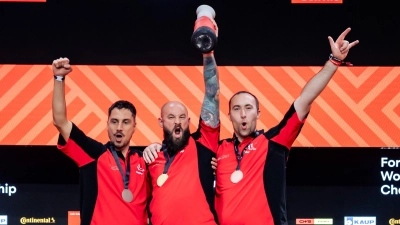 Jörg Klößinger (Mitte) aus Oberdachstetten wurde Weltmeister im Staplerfahren. Platz 2 ging an Adnan Catic (links) vor Benjamin Danker (rechts).  (Foto: Bert Willer)