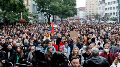 Tausende Menschen versammeln sich in der slowakischen Hauptstadt Bratislava, um gegen Hass auf sexuelle Minderheiten zu protestieren. (Foto: Dano Veselsky/TASR Slovakia/AP/dpa)