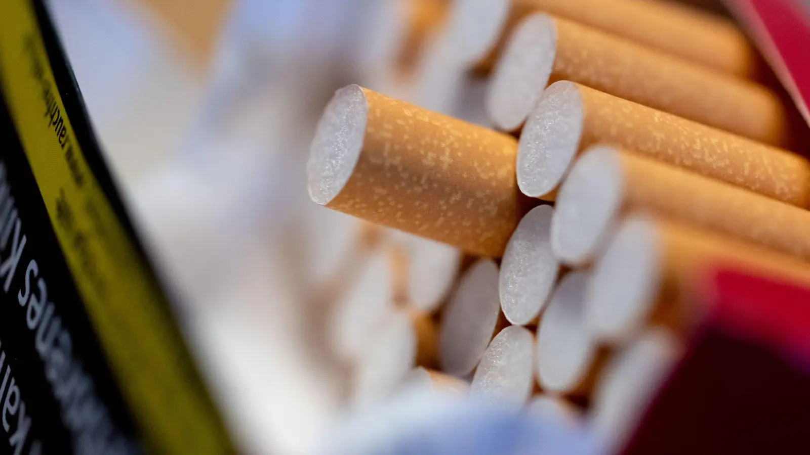 Mit dem Rauchen aufzuhören, kann einiges an Geld sparen. Wird die Ersparnis clever investiert, kann das ein Vermögen bringen. (Foto: Sven Hoppe/dpa)