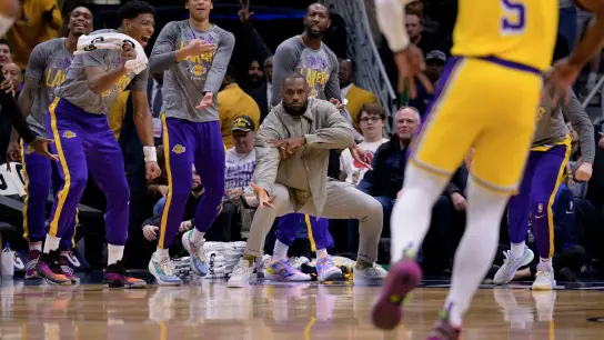 Lakers-Superstar LeBron James feuert sein Team von der Bank aus an. (Foto: Matthew Hinton/AP/dpa)