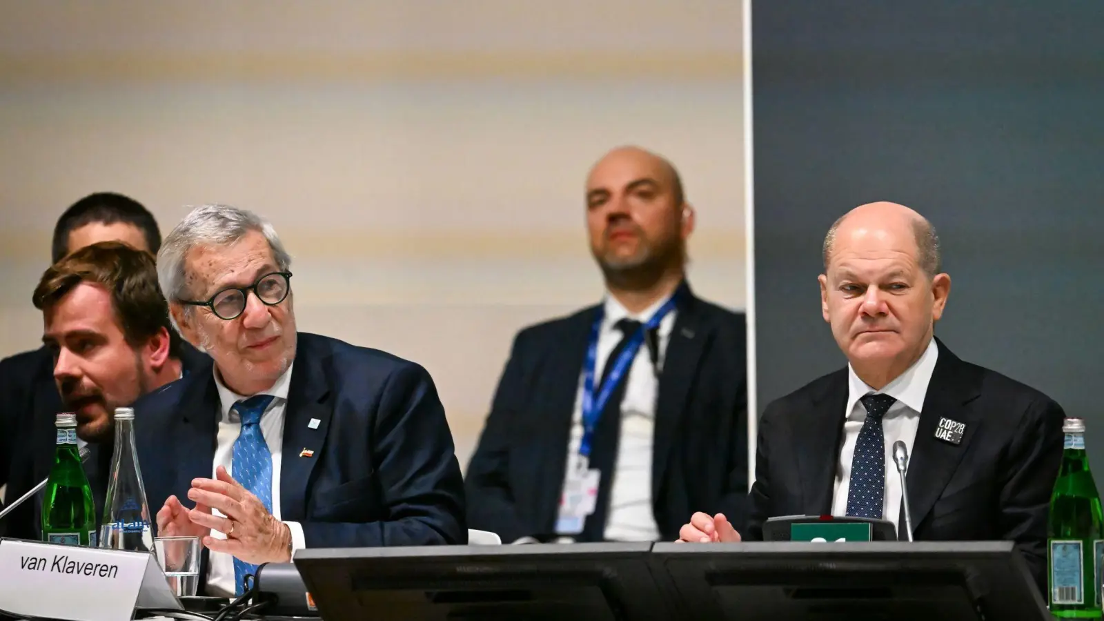 Bundeskanzler Olaf Scholz (r, SPD) und Alberto van Klaveren Stork (3.v.l), Außenminister von Chile, sitzen während der Weltklimakonferenz der Vereinten Nationen bei der Veranstaltung „Climate Club Full Launch“. (Foto: Soeren Stache/dpa)
