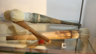 Die ältesten Pinsel des Museums stammen von 1830 und sind eine Spende aus Ravensburg. (Foto: Stefan Neidl)