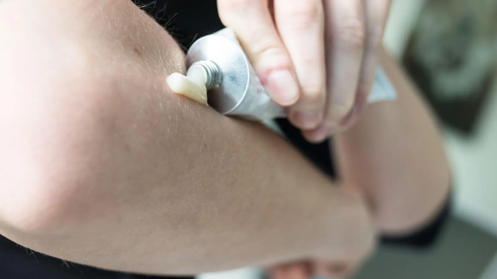 Fünf Schmerzsalben schneiden bei der Zeitschrift „Öko-Test“ sehr gut ab - drei setzen auf Ibuprofen, jeweils eine auf Piroxicam und Felbinac.  (Foto: Franziska Gabbert/dpa-tmn)