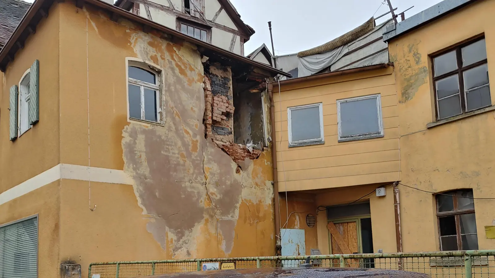 Teile einer Hauswand sind in Bad Windsheim zu Boden gestürzt. (Foto: Katrin Merklein)