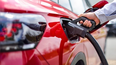 Wer sein privates E-Auto auf dem Firmengelände lädt, muss diese Leistung meist nicht versteuern. (Foto: Jan Woitas/dpa/dpa-tmn)