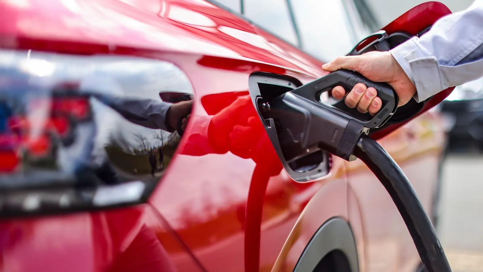 Wer sein privates E-Auto auf dem Firmengelände lädt, muss diese Leistung meist nicht versteuern. (Foto: Jan Woitas/dpa/dpa-tmn)