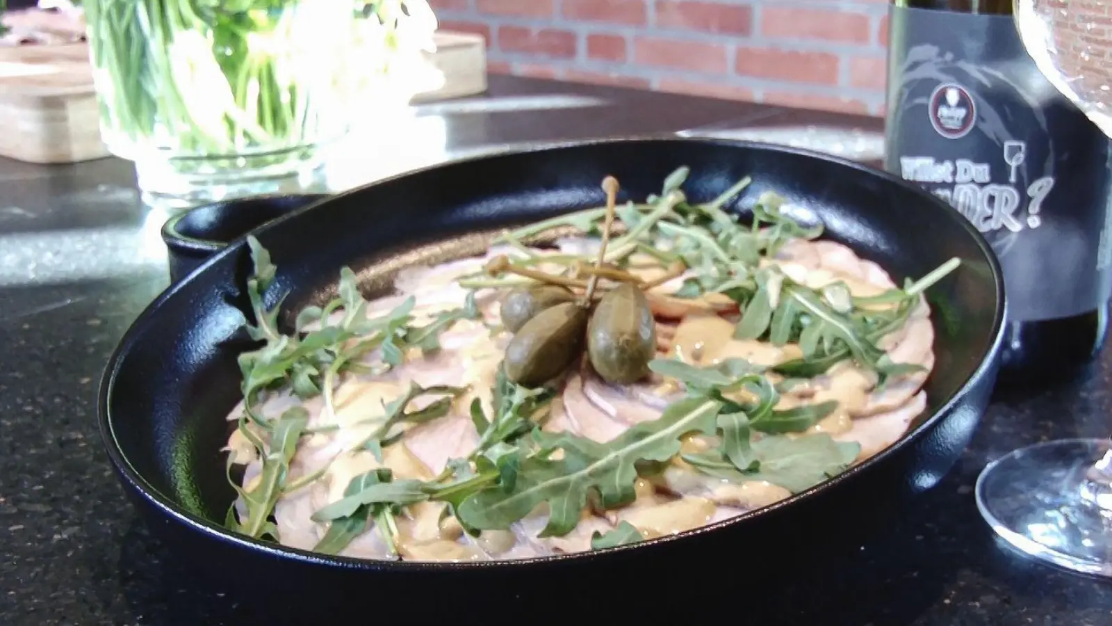 Italienischer Klassiker für den Festtagstisch: Zartes Kalbfleisch trifft auf cremige Thunfischsoße. (Foto: ---/Kontrollgemeinschaft Deutsches Kalbfleisch/dpa-tmn)