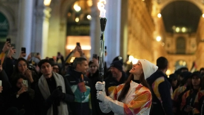 Das olympische Feuer ist bereits in Mailand, Balletttänzerin Nicoletta Manni trägt hier die Fackel. (Foto: Francisco Seco/AP/dpa)
