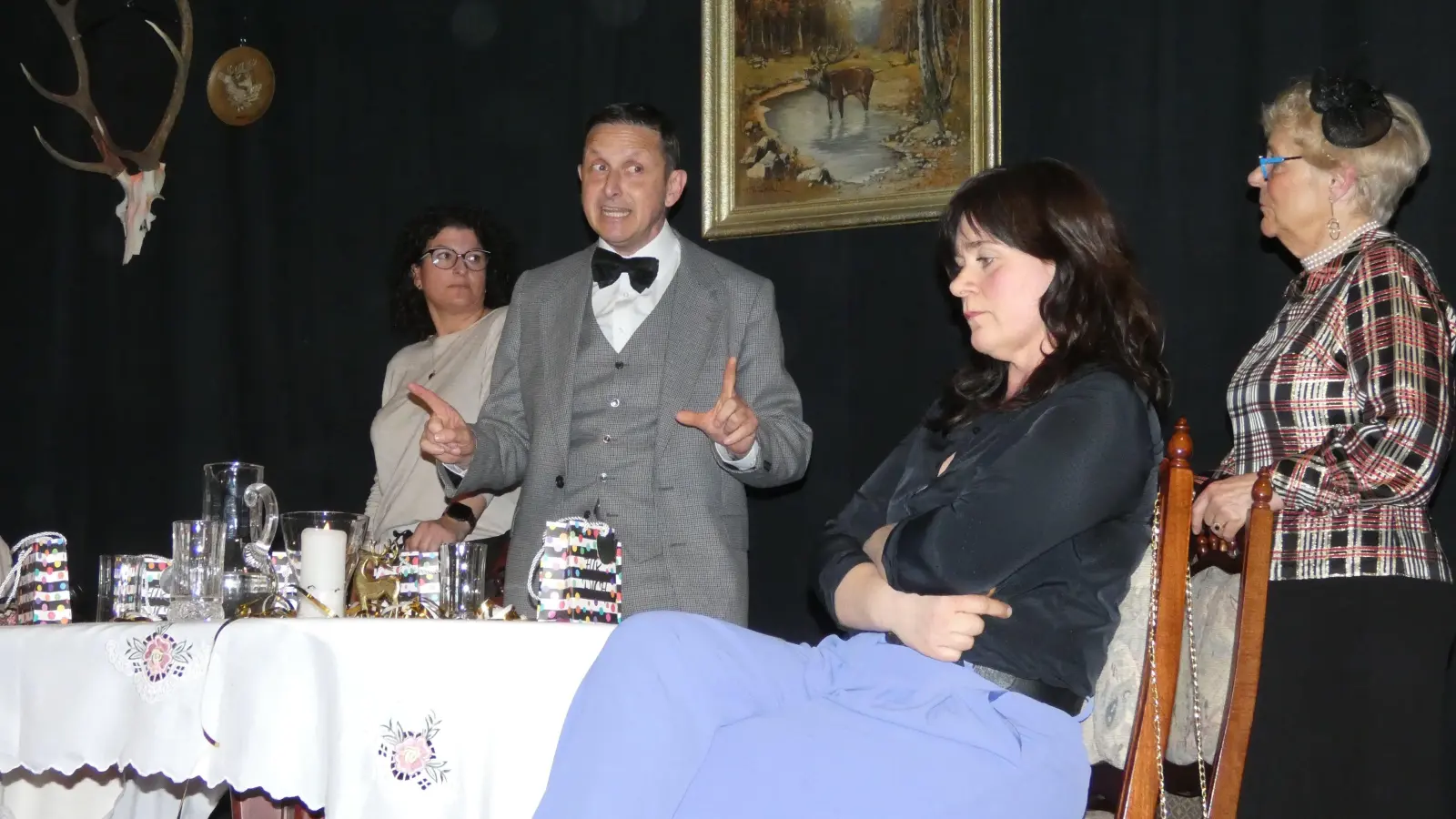 Pascal platzt der Kragen und sofort geht es in dem Stück turbulent weiter. Auf der Bühne glänzten (von links nach rechts): Andrea Voraus, Thomas Fischer, Nicole Paskow und Angelika Teufel. (Foto: Barbara Glowatzki)