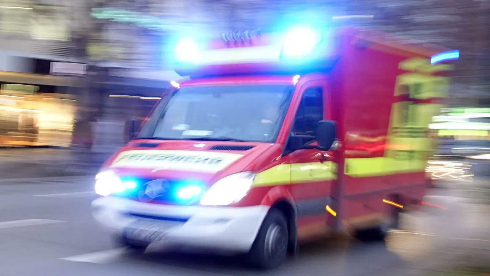 Die Feuerwehr rückte nach dem Reizgasaustritt an der Münchner Schule mit einem Großaufgebot an. (Symbolbild) (Foto: Katharina Redanz/dpa)