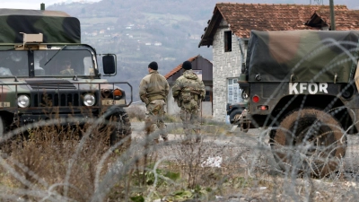 KFOR-Soldaten bewachen einen Kontrollpunkt in der Nähe des nördlichen Kosovo-Grenzübergangs von Jarinje. (Archiv) (Foto: Marjan Vucetic/AP/dpa)