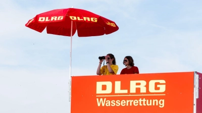An der Nord- und Ostsee ging die Zahl der Badetoten laut Angaben der DLRG zurück. In 65 Fällen hätten Rettungsschwimmer dort Leben gerettet. (Foto: Markus Scholz/dpa)