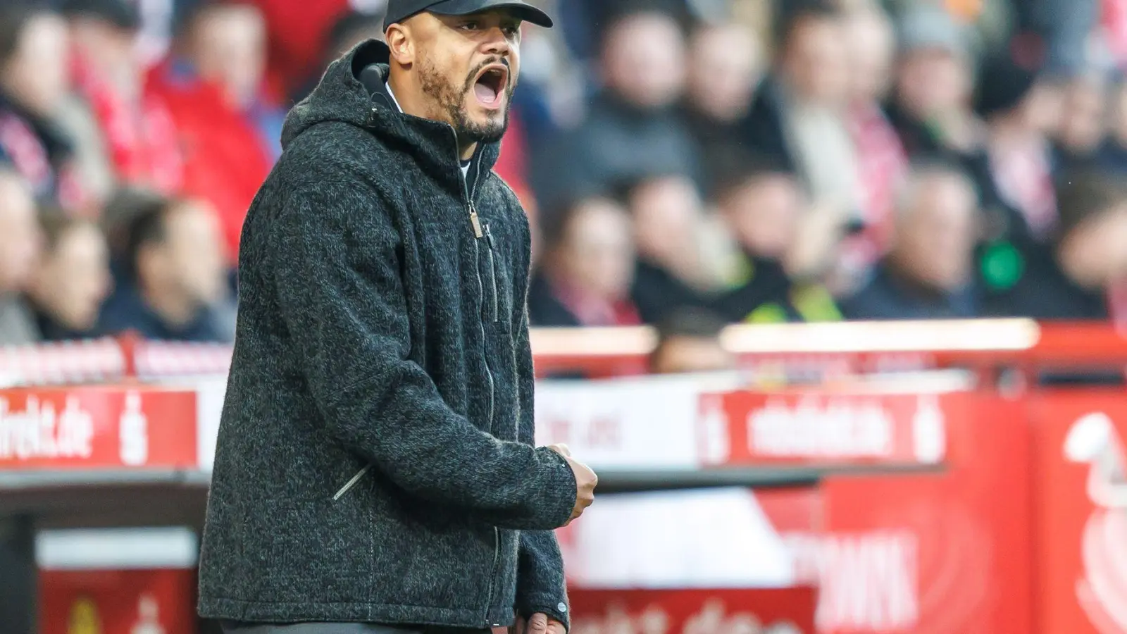 Im Kampf um Bundesliga-Punkte konnte Vincent Kompany erst ganz spät das Münchner 2:2 bejubeln. (Foto: Andreas Gora/dpa)