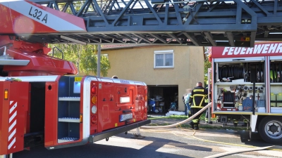 Mit den 70 Feuerwehrleuten war auch die Drehleiter der Feuerwehr Ansbach im Einsatz.  (Foto: Margit Schachameyer)