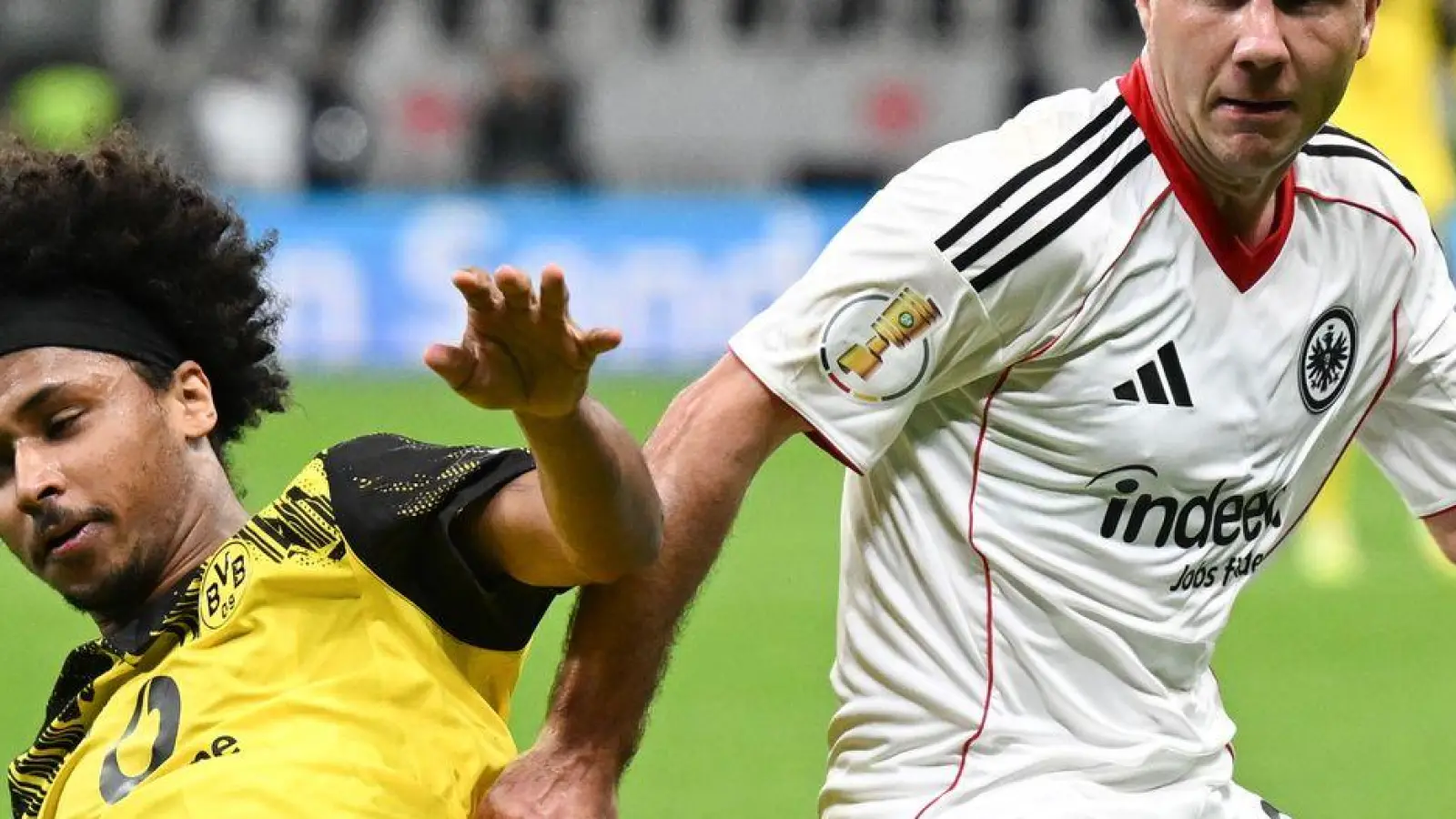 Das erste Duell im neuen Jahr: Frankfurt mit Mario Götze (r) empfängt am 9. Januar die Dortmunder um Karim Adeyemi. (Archivbild) (Foto: Arne Dedert/dpa)