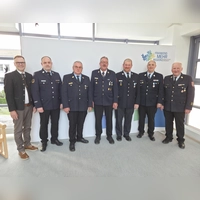 Noch-Kreisbrandrat Alfred Tilz (rechts) und Landrat Dr. Christian von Dobschütz (links) verabschiedeten verdiente Männer aus der Kreisfeuerwehrführung (weiter von links): Markus Stenglein, Rüdiger Neumeister, Andreas Schick, Hartmut Tanzberger und Stefan Fleischmann. (Foto: Rainer Weiskirchen)